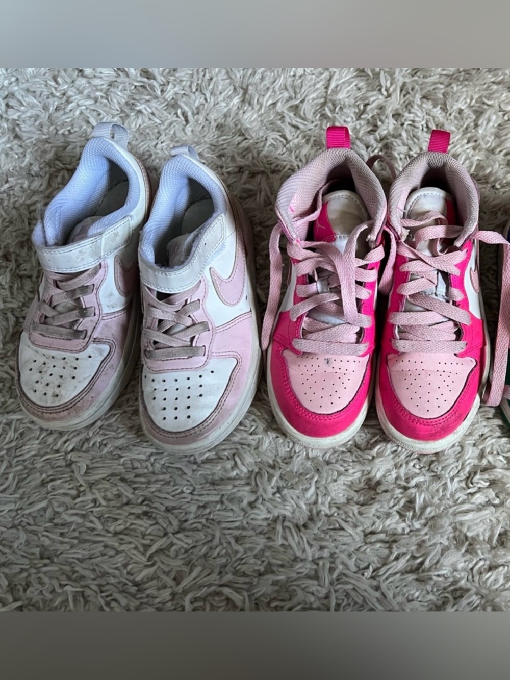 Nike Kids Sneakers in Pink, Hot Pink